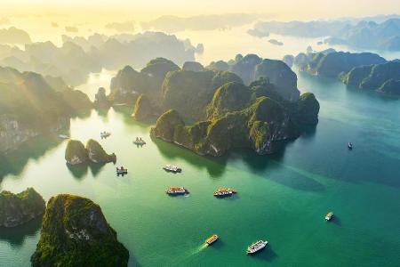 Ein beliebtes Fotomotiv ist die Halong-Bucht im Norden Vietnams. Seit 1994 ist die Bucht mit ihren knapp 2.000 Kalkfelsen ei...