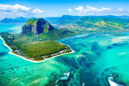 Im Indischen Ozean liegt Mauritius. Der Inselstaat ist für seinen weißen Sand, seine blauen Lagunen und faszinierende Unterw...