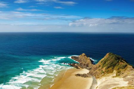 Am Cape Reinga, Neuseeland, treffen zwei Meere aufeinander: die Tasmansee und der Pazifik. Für die Ureinwohner, die Maori, i...