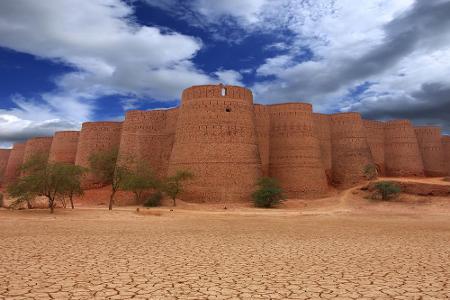 Mitten in der pakistanischen Cholistan-Wüste ragen wahre Steinriesen aus der Erde: die 40 Rundtürme des 