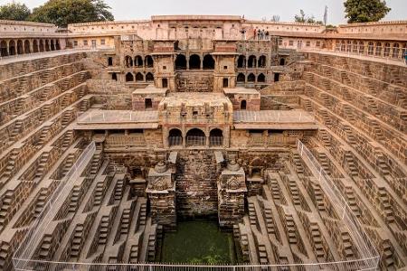 Dieses Loch ist mehr als 1.000 Jahre alt und liegt in Indien. Zur Monsunzeit füllt sich der Stufenbrunnen 