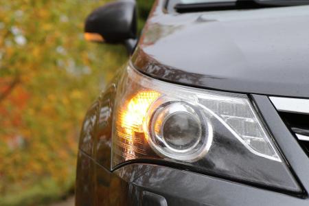 Auch die Kontrolle der Scheinwerfer und Blinker ist ein Muss. Außerdem sollten die Scheiben sowie die Gurte auf Schäden kont...
