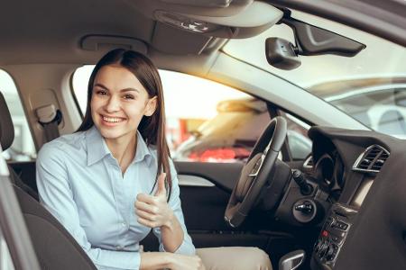 Checken Sie den Kilometerzähler im Armaturenbrett. Ist dessen Stand niedriger als der am Ölwechsel-Anhänger unter der Motorh...