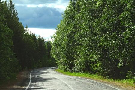 Es empfiehlt sich, für die Probefahrt eine Straße zu wählen, die nicht in perfektem Zustand ist und enge Kurven aufweist. Hi...