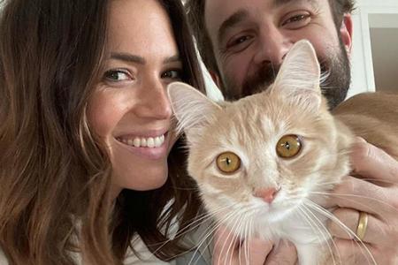 Sängerin und Schauspielerin Mandy Moore und ihr Ehemann Taylor Goldsmith sind ebenfalls große Katzen-Fans. Der flauschige Fr...