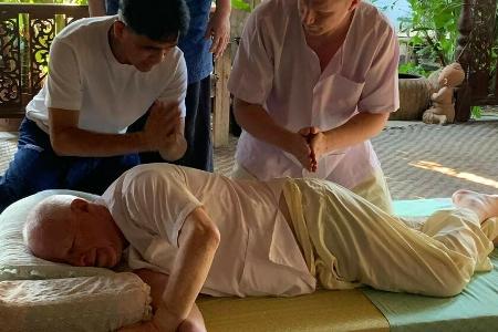 Vater und Sohn bei der Massage-Stunde