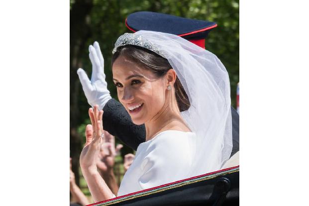 Herzogin Kate wollte wohl nur helfen, als sie ihrer zukünftigen Schwägerin Meghan unmittelbar vor deren Traumhochzeit mit Pr... Herzogin Kate wollte wohl nur helfen, als sie ihrer zukünftigen Schwägerin Meghan unmittelbar vor deren Traumhochzeit mit Pr...