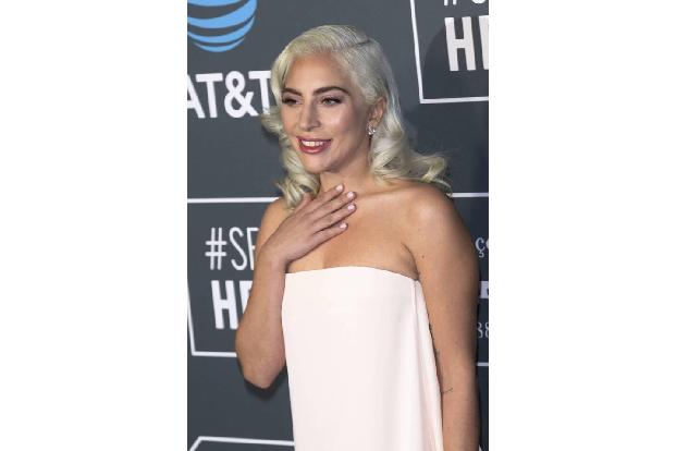 ...seine eigene Originalität und Kreativität, was Lady Gaga mit einem coolen ”Oh, schaut, die Kunstpolizei ist da!” konterte...