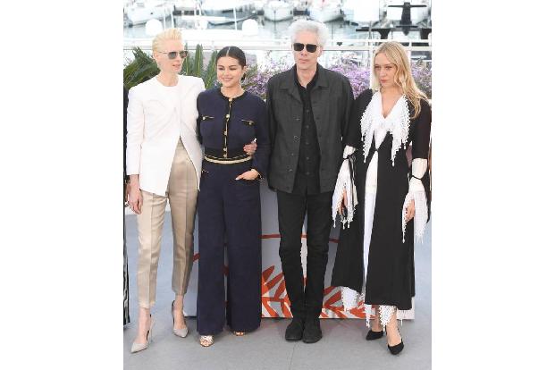..Jim Jarmusch schloss sich mit den Damen der Schöpfung zu einem Gruppenfoto zusammen. Ein Starttermin in Deutschland steht ...