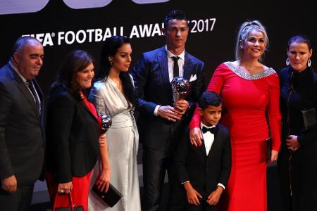 Doch Ronaldo ist auch ein Familienmensch. 2010 wird sein Sohn Cristiano Jr. geboren, im Sommer 2017 ein Zwillingspaar. Die I...