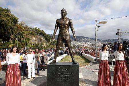 Eine große Ehre wird Ronaldo im Dezember 2014 zuteil. Auf Madeira wird ein überlebensgroßes Bronze-Abbild des Lokalhelden en...