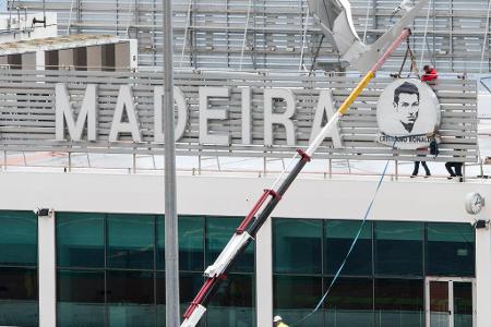 2017 wird der Flughafen auf Madeira in 'Aeroporto da Madeira Cristiano Ronaldo' umbenannt. Ein Konterfei des Superstars zier...