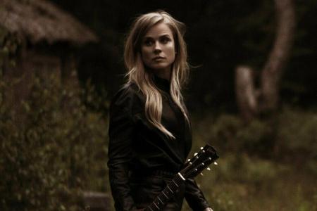 Ilse DeLange (42) ist gebürtige Niederländerin, Country-Star und singt auf Englisch. Ob sie sich in der Musikshow wohl an di...