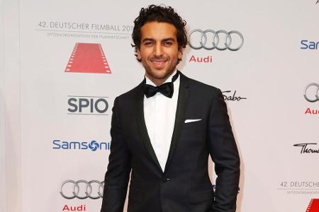 Elyas M'Barek (33) macht seine 1,75 Meter Körpergröße mit Charme wett.