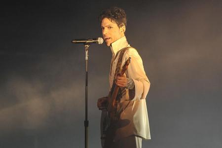 Prince (57) ist Sänger, Komponist, Songwriter, Musikproduzent und 1,58 Meter klein.