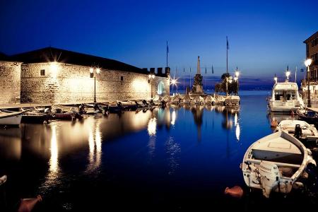 Lazise mit seinem kleinen Hafen. Der Name hat die einfache Bedeutung 