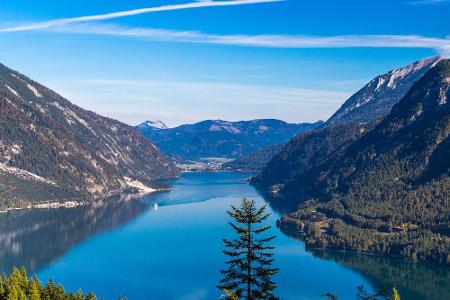 Der Tiroler Achensee ist ein Bergsee wie aus dem Bilderbuch. Er liegt mitten in den Alpen und hat dementsprechend auch erfri...