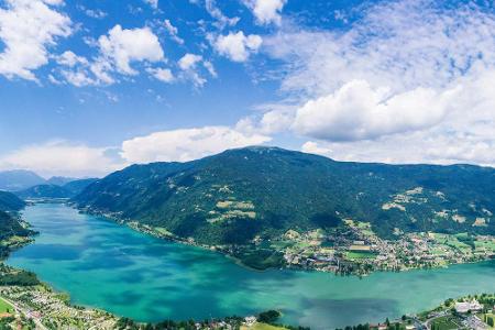 Der Ossiacher See (Kärnten) sieht kitschig schön aus. An den Ufern liegen entzückende Städte wie Villach. Wasserpflanzen wie...