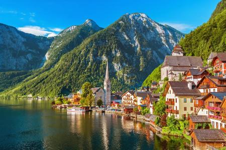 Der Hallstätter See (Oberösterreich) und die Stadt Hallstatt wurde aufgrund seiner Schönheit in China kopiert. Der tiefblaue...