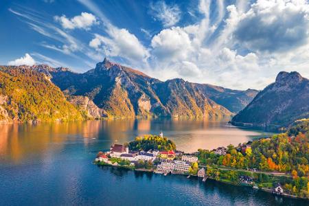 Flache Ufer und steile Klippen: Der oberösterreichische Traunsee bietet nicht nur naturgegebene Abwechslung, sondern ist mit...