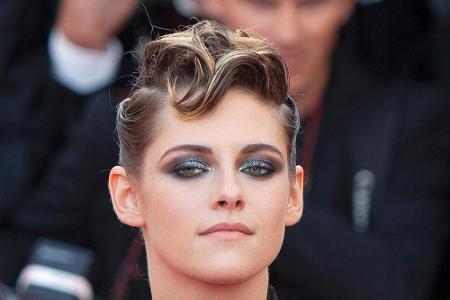 Wieder mit etwas mehr Haar und brünetten Nuancen stach die Schauspielerin bei den Filmfestspielen in Cannes 2018 heraus. Ihr...
