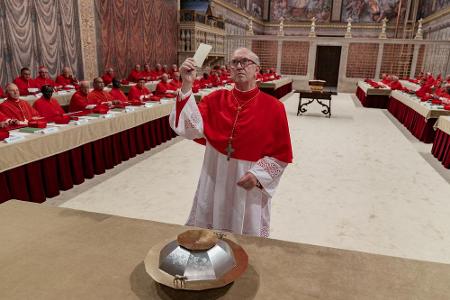 Jonathan Price hat als Kardinal Bergoglio in 