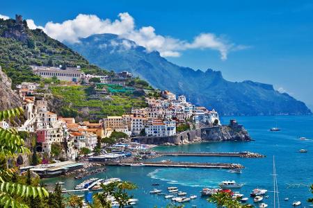 Die Ortschaft Amalfi gibt der Küste ihren Namen. In der Kleinstadt leben knapp 5200 Einwohner. Im Sommer jedoch pilgern Taus...