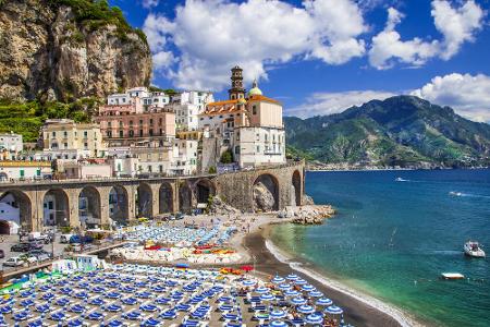 Ein Kilometer östlich von Amalfi liegt Atrani. Die Kleinstadt mit knapp 900 Einwohnern ist flächenmäßig die kleinste Gemeind...