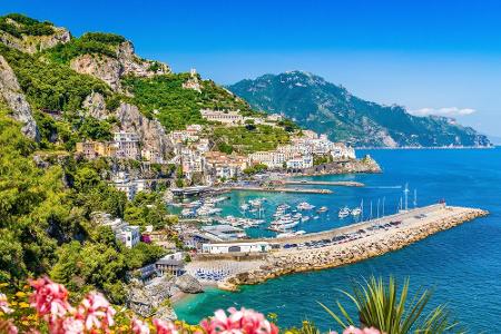 Amalfi beeindruckt mit seiner Lage an einem steilen Hang. Je höher man wohnt, umso schöner ist der Blick auf den Golf von Sa...