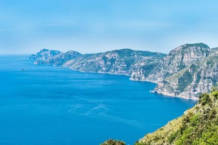 Am westlichen Ende der Bucht von Salerno befindet sich die weltberühmte Insel Capri. Der Blick auf die Insel ist kaum zu top...