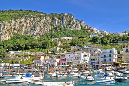 Capri teilt sich in die Gemeinden Capri und Anacapri auf. Die Insel zieht Touristen wie ein Magnet an. Als Hauptsehenswürdig...