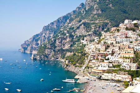 Zwei Kilometer östlich von Amalfi liegt Minori. Die Kleinstadt ist im wahrsten Sinne des Wortes mitten in den Felsen gebaut....
