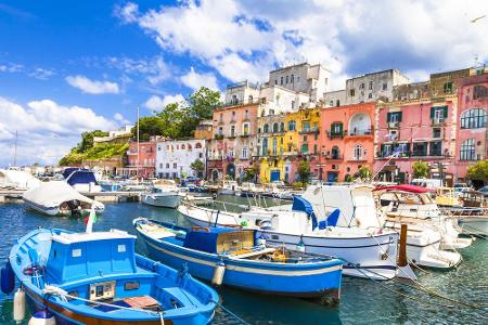 Westlich der Amalfiküste liegt der Golf von Neapel. Darin befindet sich die Insel Procida. Mit 10.000 Einwohnern ist Procida...