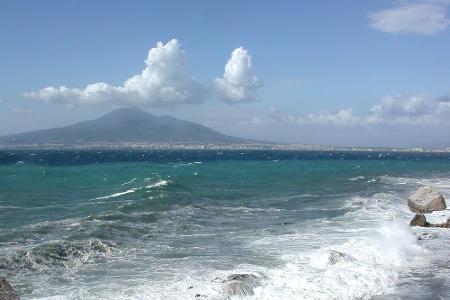 Vom Golf von Neapel aus gibt es eine fantastische Aussicht auf den Vesuv. Der aktive Vulkan ist 1281 Meter hoch und liegt nu...
