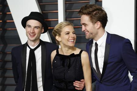 Robert Pattinson (r.) ist der Patenonkel der kleinen Marlowe Sturridge von Tom Sturridge und Sienna Miller.