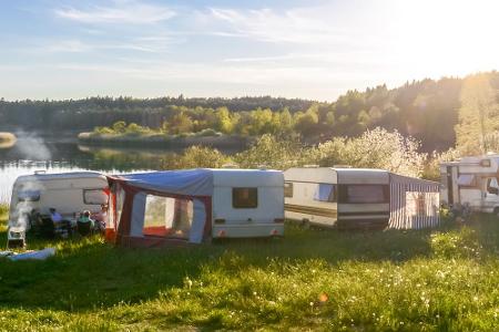 Im Sommer 2020 liegt ganz klar der Campingurlaub im Trend. Doch wo sollte man am besten hinfahren? Deutschland hat einige sc...