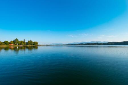 Wer es ruhig mag, sollte es laut des ADAC am Ufer des Waginger Sees in Oberbayern probieren. Der Campingplatz 