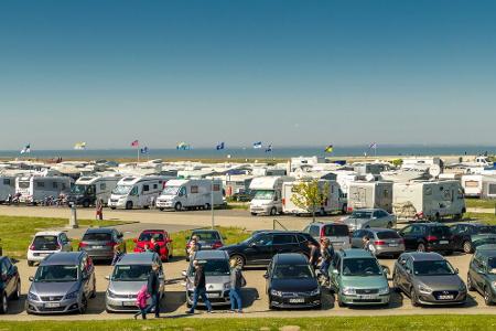 Wem die Camping-Tipps vom ADAC noch nicht reichen: Auch der Platz in Harlesiel hat einiges zu bieten. Hier parkt man mit sei...