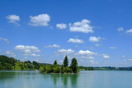 Wasserliebhaber kommen im Allgäu voll auf ihre Kosten. Am Lechstausee Urspring kann man mit seinem Wohnmobil oder Zelt aufsc...