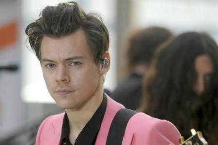 Unter seinen Bühnenoutfits versteckt Teenie-Schwarm Harry Styles (23) nicht zwei, nicht drei, sondern gleich vier Brustwarze...