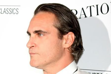 Die Narbe über der Lippe von Joaquin Phoenix (43) stammt nicht von einer Schlägerei, einem Unfall oder einer Operation. Der ...