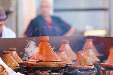 Als Tajine bezeichnet man in Marokko, beziehungsweise in ganz Nordafrika, ein aus Lehm gebranntes Schmorgefäß mit konischem ...