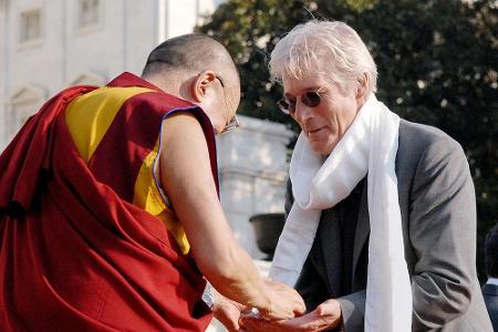 Der Dalai Lama feiert am 6. Juli seinen 80. Geburtstag. Zu den Gratulanten gehören auch viele Promis. Diese Stars outeten si...