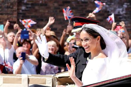 Wir sind noch immer im Royal-Fieber. Doch wieviel hat Meghan Markles Givenchy-Kleid, in dem sie Prinz Harry am 19. Mai heira...