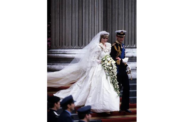 ...Prinzessin Diana, heiratete in einem weißen Kleid von David und Elizabeth Emanuel, das im Jahre 1981 immerhin rund 172.00...