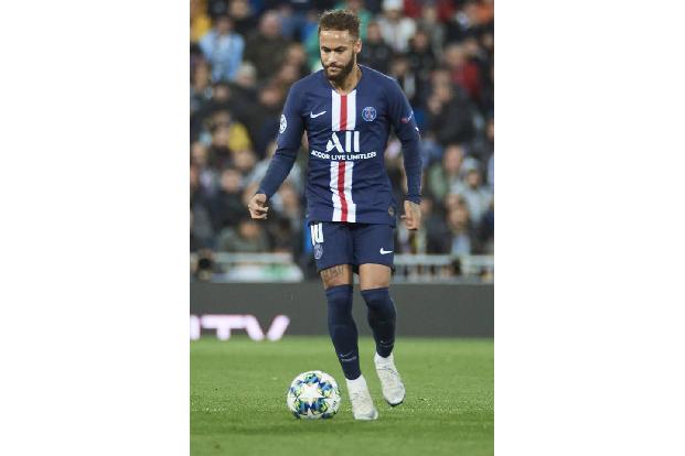 ...steht kein Hollywoodstar, sondern Fußballgott Neymar von Paris Saint-Germain. Der brasilianische Edel-Kicker verdient mit...