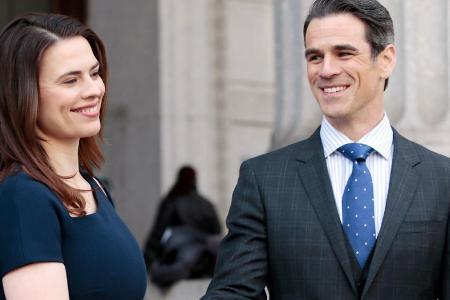 Hayley Atwell alias Hayes Morrison und Eddie Cahill alias Conner Wallace in 