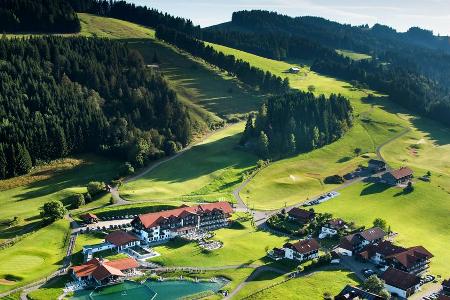 Die Allgäuer Hügellandschaft um das Naturresort lädt zum Wandern oder Golfen ein