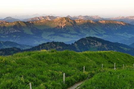 Für den schweißtreibenden Anstieg auf den Hochgrat werden Wanderer mit einem Rundumblick auf die Allgäuer Alpen entschädigt