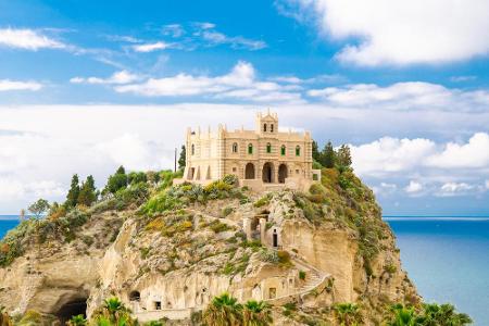 Im Süden Italiens liegt die auf einem 40 Meter hohen Felsen errichtete Stadt Tropea. Der Ausblick von der Altstadt auf den ...